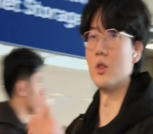 已到上海！網(wǎng)友曬出了Viper在上海機(jī)場的照片