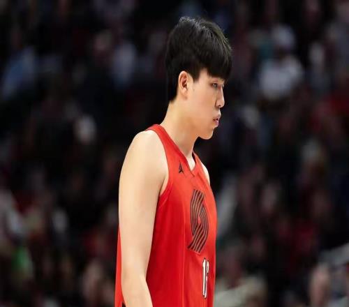 楊瀚森首節(jié)出戰(zhàn)3分43秒2中1拿到2分1助攻1搶斷
