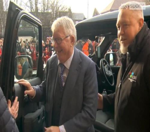 熟悉的身影，弗格森抵達(dá)老特拉福德準(zhǔn)備現(xiàn)場觀看曼市德比