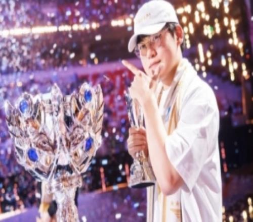 攝影師一村分享Gumayusi奪冠照片：國王的右手