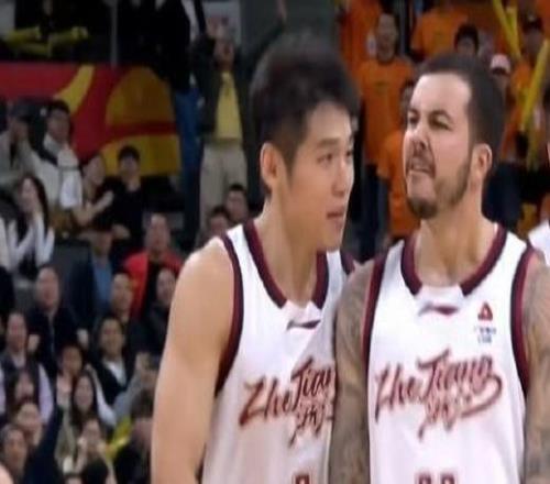 精彩絕倫！浙江外援約克踩著(zhù)中場(chǎng)logo超遠三分絕殺廣東