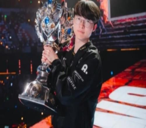 韓媒：SK集團(tuán)會(huì)長(zhǎng)為T1奪冠發(fā)來賀電T1有望實(shí)現(xiàn)扭虧為盈