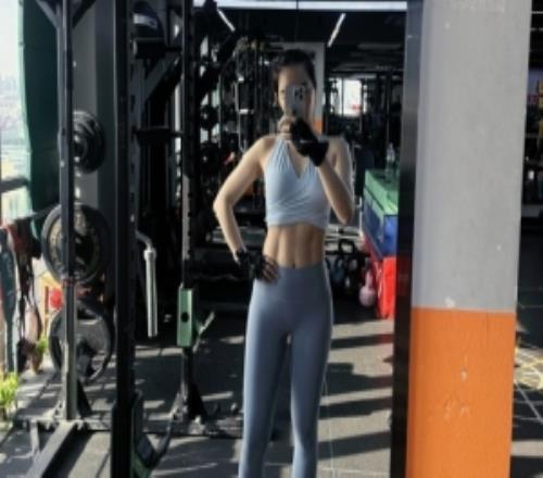 余霜分享運動健身照：運動的快樂又回來了！還有藍(lán)調(diào)時刻下的