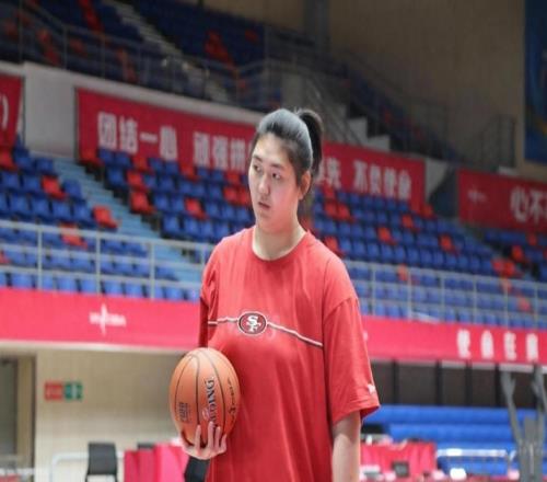 女籃2米26米天才首次0得分，遭侯冰棄用，宮魯鳴還敢征召她嗎