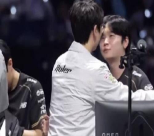 媒體人：Ruler今天也不太行就EZ站出來(lái)C了其他幾把也是跟著混