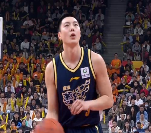 廣東男籃輕取山西，迪亞洛多次引發(fā)沖突，因不滿判罰做出數(shù)錢手勢