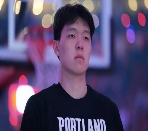 漸入佳境！楊瀚森2戰狂轟32+16！上演單手劈扣，一劣勢明顯改善