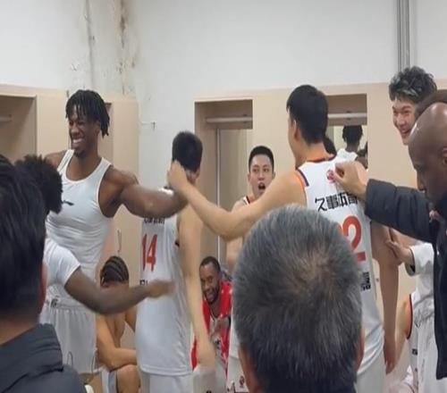 大勝遼寧更衣室！上海全員笑開(kāi)花，李弘權(quán)承擔(dān)核心角色，氛圍極佳