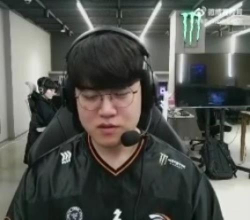 雙C有人沒得吃！Zeka自稱很餓Gumayusi：剛吃了兩個漢堡很飽