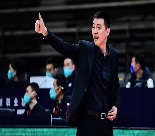 這就是楊鳴的個(gè)人魅力！攬責(zé)不甩鍋，低谷中撐起遼籃風(fēng)骨！