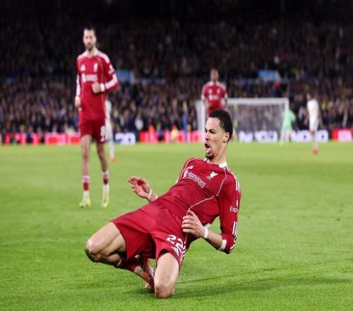 自西塞以來(lái)，?；倏耸鞘孜粸槔锲钟⒊烽_二度的法國(guó)球員