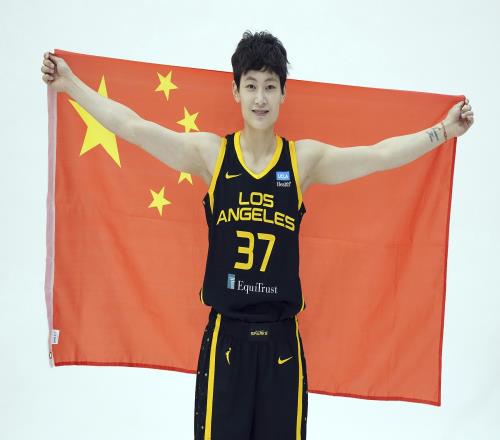 《人物》雜志：楊力維在2019年收到來(lái)自WNBA的合同但國(guó)內(nèi)不讓去