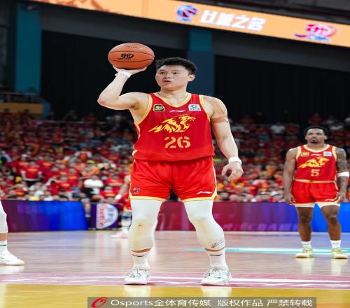 硬漢！吳驍帶傷作戰(zhàn)22分鐘貢獻2分6板正負值+12