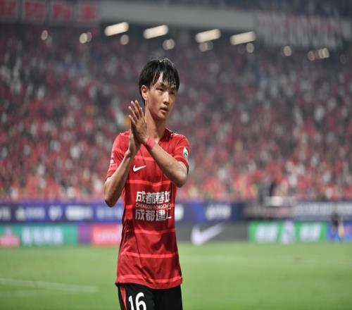 北青體育介紹楊明洋：身體略顯單薄，但韌勁十足且善于動腦子