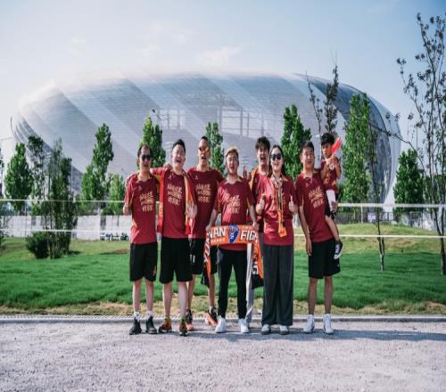 陪伴是最长情的告白！16年“元老级”吧友现场助威国足