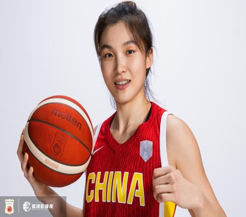 游刃有余！中國女籃半場領(lǐng)先印尼女籃29分翟若云9分&張子宇7分
