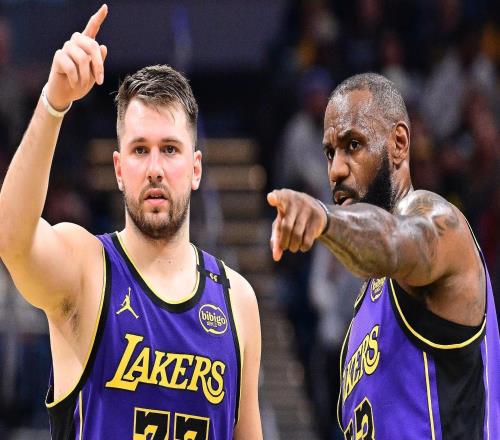 安東尼：球隊(duì)需要老將鞭策東契奇的防守，但詹姆斯沒做到這點(diǎn)