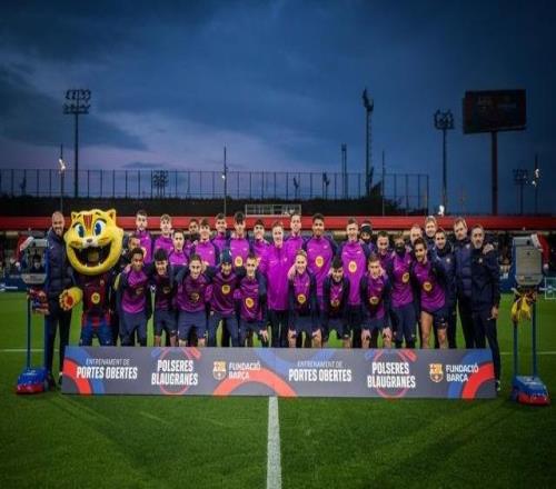 有愛，巴薩公開訓練日通過屏幕實時與醫(yī)院內的小球迷連線