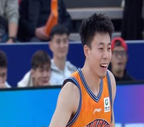 上海男籃取6連勝劉錚關(guān)鍵搶斷張鎮麟20分攻防俱佳洛夫頓換打法