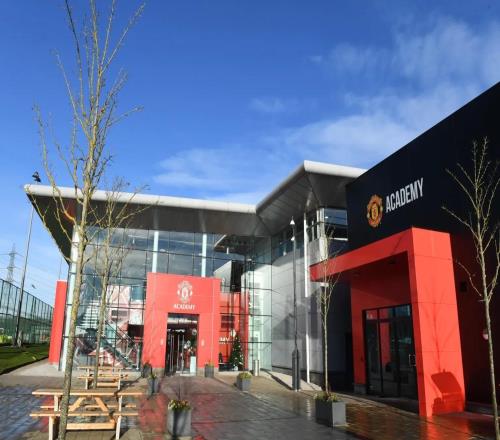 49歲的前曼聯(lián)青訓(xùn)球員弗拉什已成為大學(xué)講師，他曾與小貝同屋