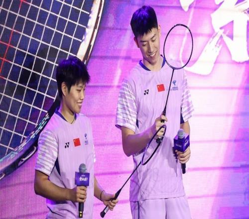 聚焦歐洲兩冠“紫氣東來”，“鳳凰”組合攜國羽限定球拍現(xiàn)身北京