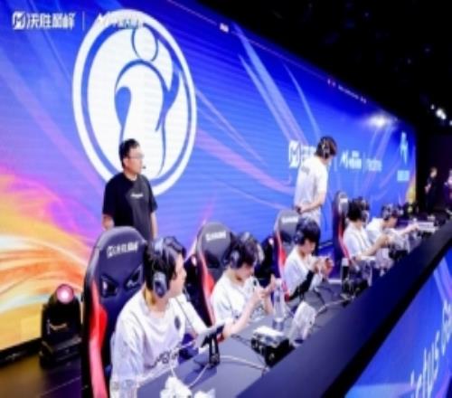 IG發(fā)布決勝巔峰選手賽后返圖：感謝大家的支持，我們巔峰再會！