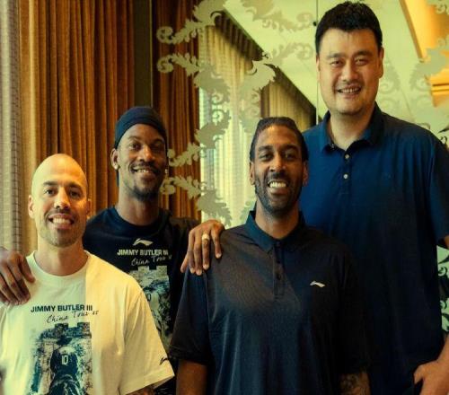 辽篮青训教练和巴特勒姚明同框！梅奥真有面,前CBA董事长变年轻了