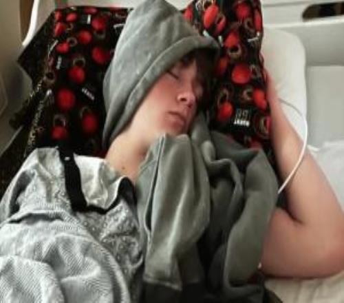 81歲奶奶直播《我的世界》賺錢為17歲孫子治療癌癥！