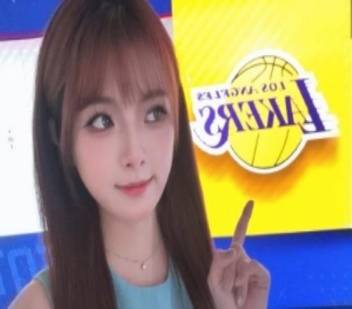 主持人泱泱曬照：懶了一陣子今天勤勞的拍了上班圖