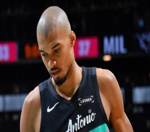 升西部第二！文班22+10受傷驚魂馬刺最多領(lǐng)先39分大勝雄鹿