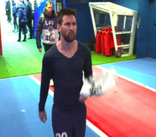 梅西遭巴黎球迷狂噓賽后未謝場冷臉離開真要走了?