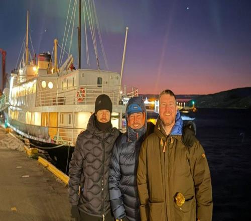 曼晚：大量未買到票的曼城球迷也隨隊(duì)遠(yuǎn)征挪威客場(chǎng)，甚至有人爬樹(shù)上看球