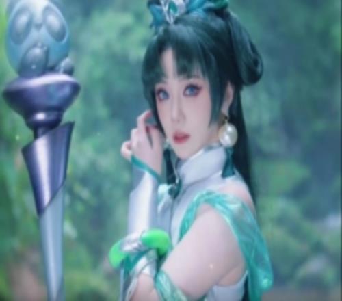 主持人小鈺分享COS拉克絲視頻：青城山上