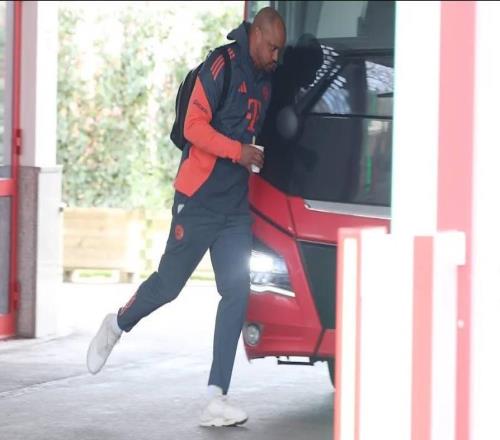 圖片報(bào)：拜仁大巴差點(diǎn)沒(méi)帶上孔帕尼就出發(fā)，因?yàn)樗ツ猛馓琢? loading=