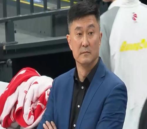 廣東隊最失敗操作，杜鋒怒瞪裁判7秒被警告，兩大番薯太坑了