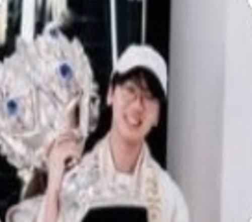 难忘时刻！Doran社媒ins换上了S15夺冠的捧杯头像