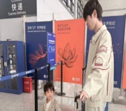 糖小幽曬與Doinb帶娃照：在成都咯