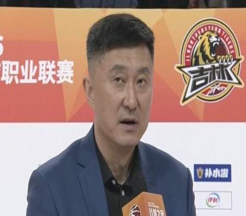 廣東21分大勝！強(qiáng)援怒砍42分7板8助，杜鋒卻難高興起來，有人傷退