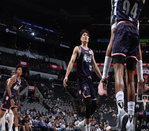 首秀轟14+3！中國男籃26歲悍將閃耀NBA季前賽：能里能外對抗文班