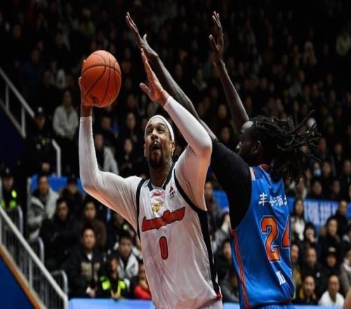 104比76狂勝28分！廣東送遼籃苦主17連敗：斬獲1000勝杜鋒笑了