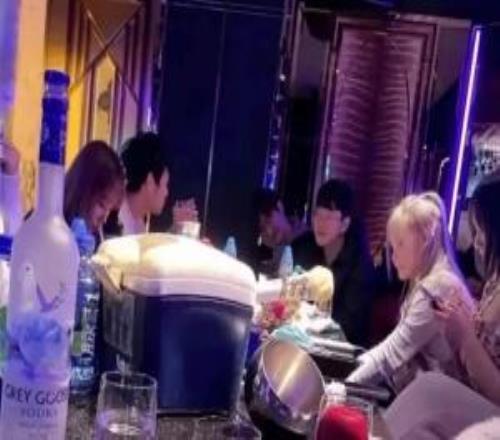 不會(huì)還是AA的吧網(wǎng)友曬出Scout在KTV圖片疑似量販朋友聚會(huì)