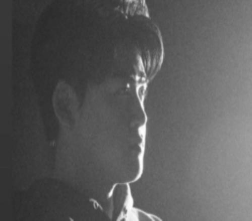 Gumayusi更新社媒動態(tài)：黑白下的光影對比