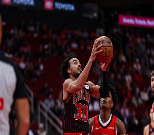 終于贏了！終結(jié)三連??！20投0中后命中關(guān)鍵三分，火箭隊(duì)迎轉(zhuǎn)機(jī)