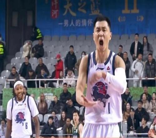 CBA名場(chǎng)面！山東工作人員對著(zhù)裁判瘋狂打臉高詩(shī)巖評論“最牛逼”