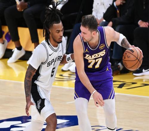 東契奇35+9+13創(chuàng)NBA歷史第1神跡，還刷爆紀(jì)錄！文班亞馬14中5低迷