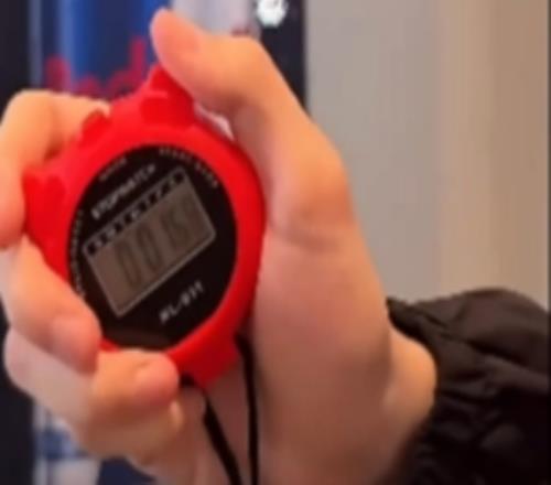 這么準的嗎Faker掐秒表時間精準控制在5.00