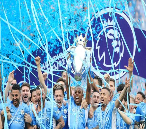 費(fèi)鳥曼城生涯383場26球32助，共贏得英超等14座重要獎(jiǎng)杯