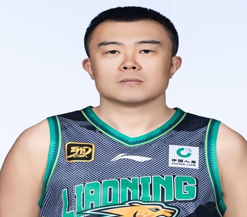 他是遼籃隊(duì)長，因一句承諾模特妻子等他6年，今38歲退役轉(zhuǎn)型成功
