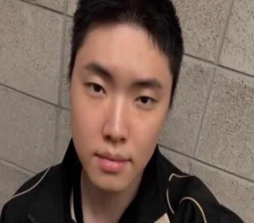 為新隊(duì)服做宣傳GEN官方分享Chovy新隊(duì)服自拍圖