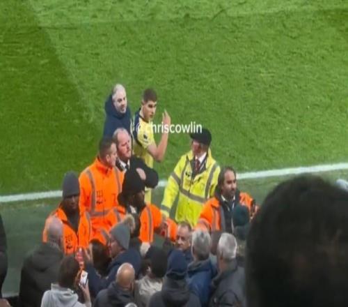 范德芬、波羅賽后疑似和球迷起沖突，最終被熱刺工作人員拖走